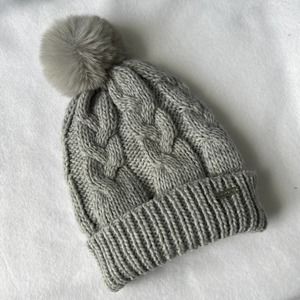STEVE MADDEN WOMENS CABLE KNIT POMPOM WINTER HAT GRAY